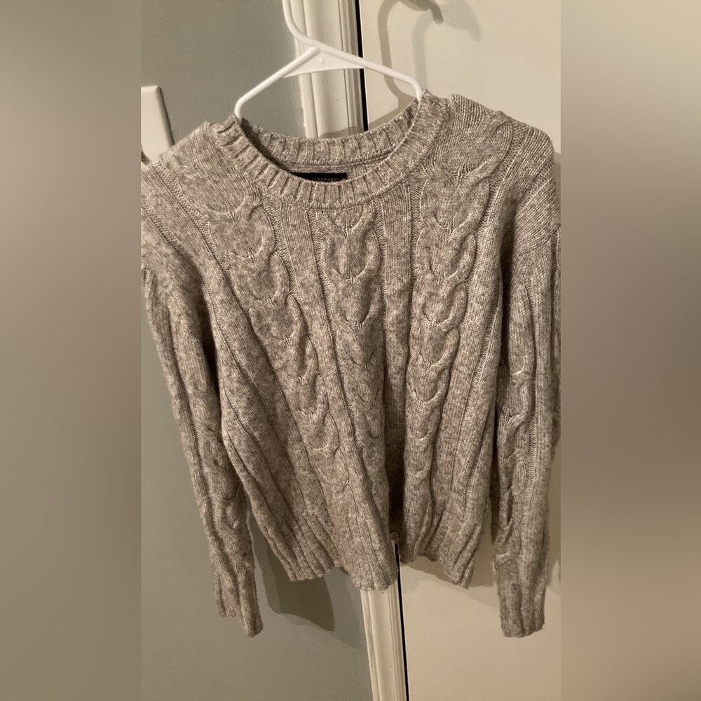 Banana Republic gray women’s sweater